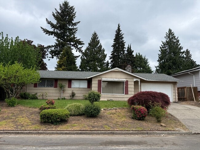 Great location in Milwaukie, OR! 3 bedroom 1 bath home with a large yard! - Great location in Milwaukie, OR! 3 bedroom 1 bath home with a large yard!