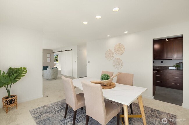 Building Photo - Top Floor Queen Anne Unit! (Beautiful views & 3 Parking Spaces)