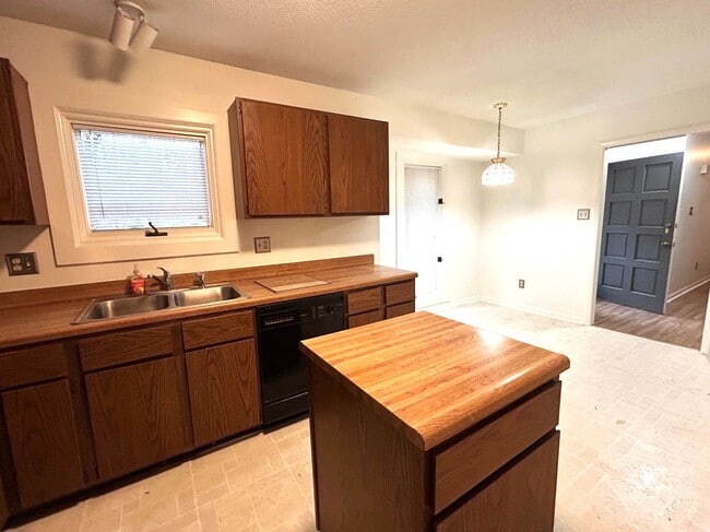 Building Photo - Charming 3BD/2BA Ranch home in North Raleigh with fenced yard and quiet neighborhood!