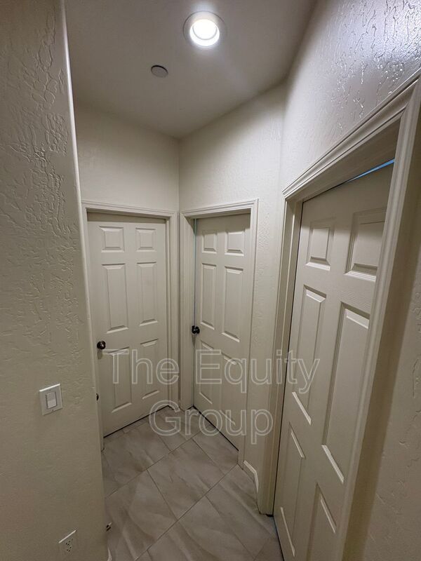 Building Photo - 918 W Sedona Ave