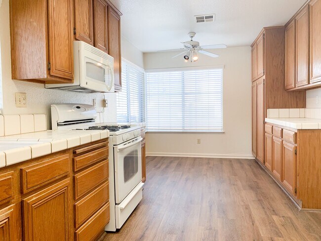 Foto del edificio - **Coming Soon** Comfortable 3 Bed, 2 Bath in Elk Grove