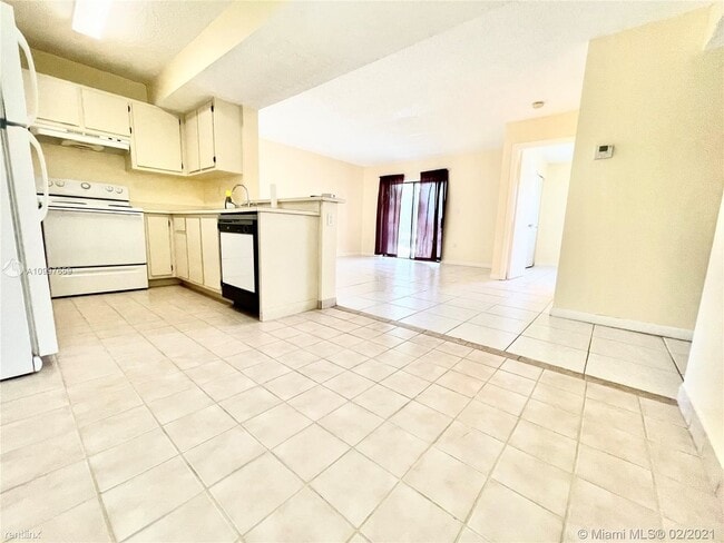 Building Photo - 2 br, 2 bath Condo - 9450 Palm Cir S