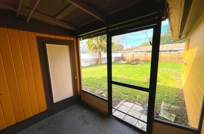 Foto del edificio - 3Beds and 1 Bath with large car port and a...