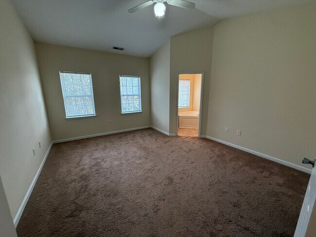 Foto del edificio - Spacious 2 Bed 2.5 Bath Town Home Available Now! Community Playground!