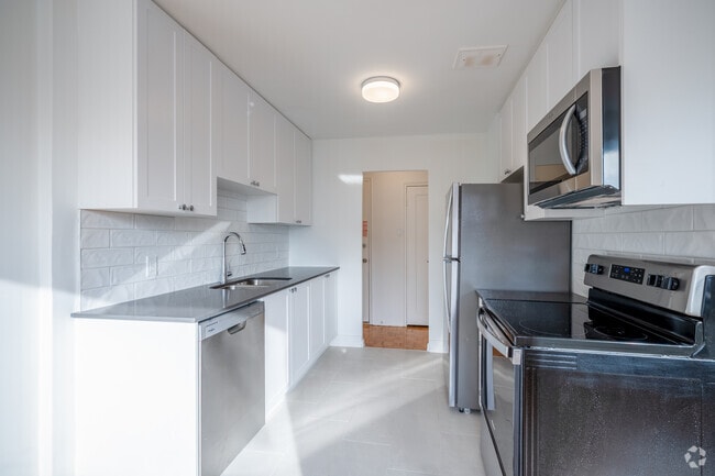 2BR, 1BA - 801SF - Kitchen - 877 Kennedy Road