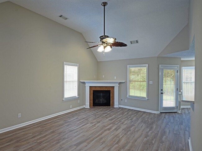 Building Photo - 4 bedroom, 2.5 bath home near Shelby Farms...