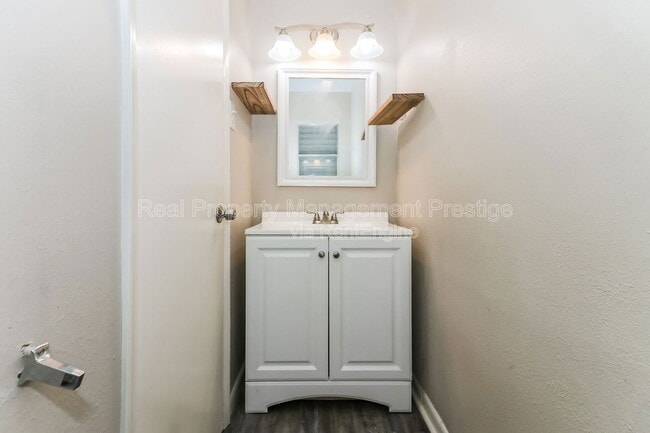 Building Photo - 517 N Linden Dr