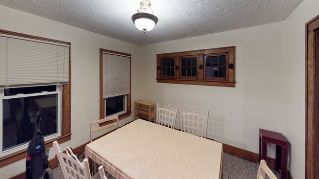 Building Photo - 821 Sylvan Ave