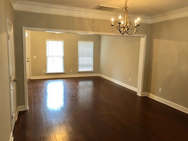 Building Photo - 2 Bedroom Townhouse w/ 2 Car Garage in Len...