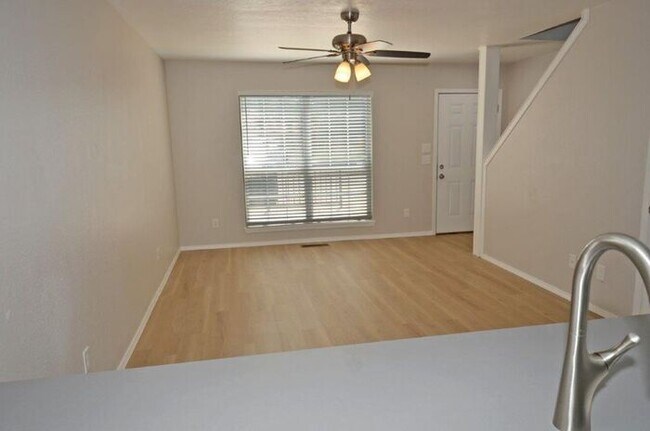 Building Photo - 2 Bed 1.5 Bath Townhome Warr Acres/Bethany