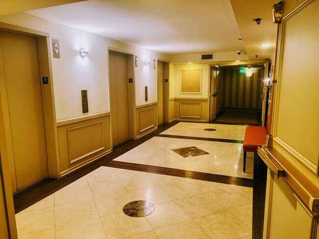Ascensores - 10660 Wilshire Blvd