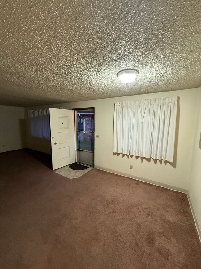 Photo - Mason- E 8th Street Apartment