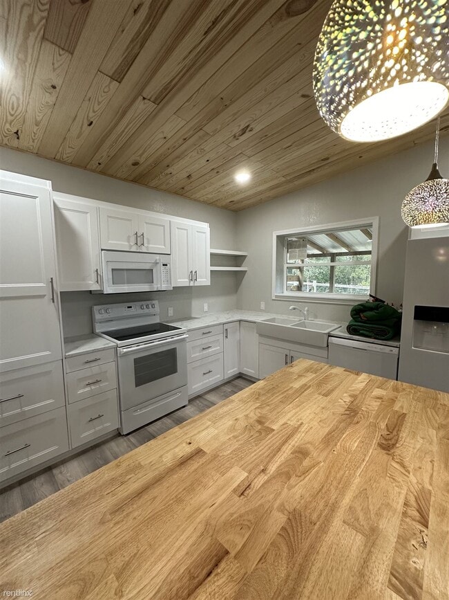 Building Photo - 1 br, 1.5 bath House - 23356 June Bug Trail