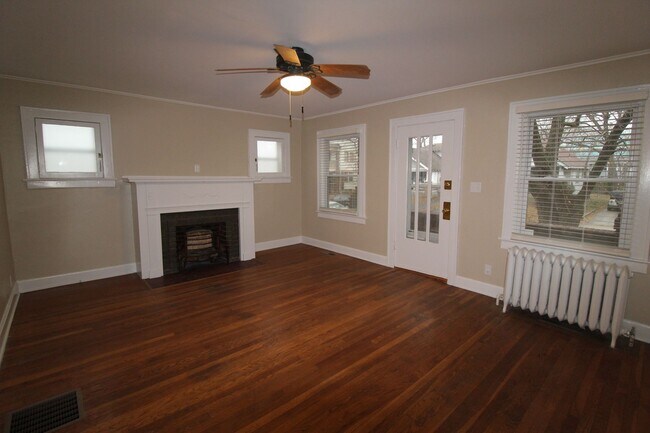 Foto del edificio - Updated 2 Bedroom 1 Bath Duplex Within Wal...