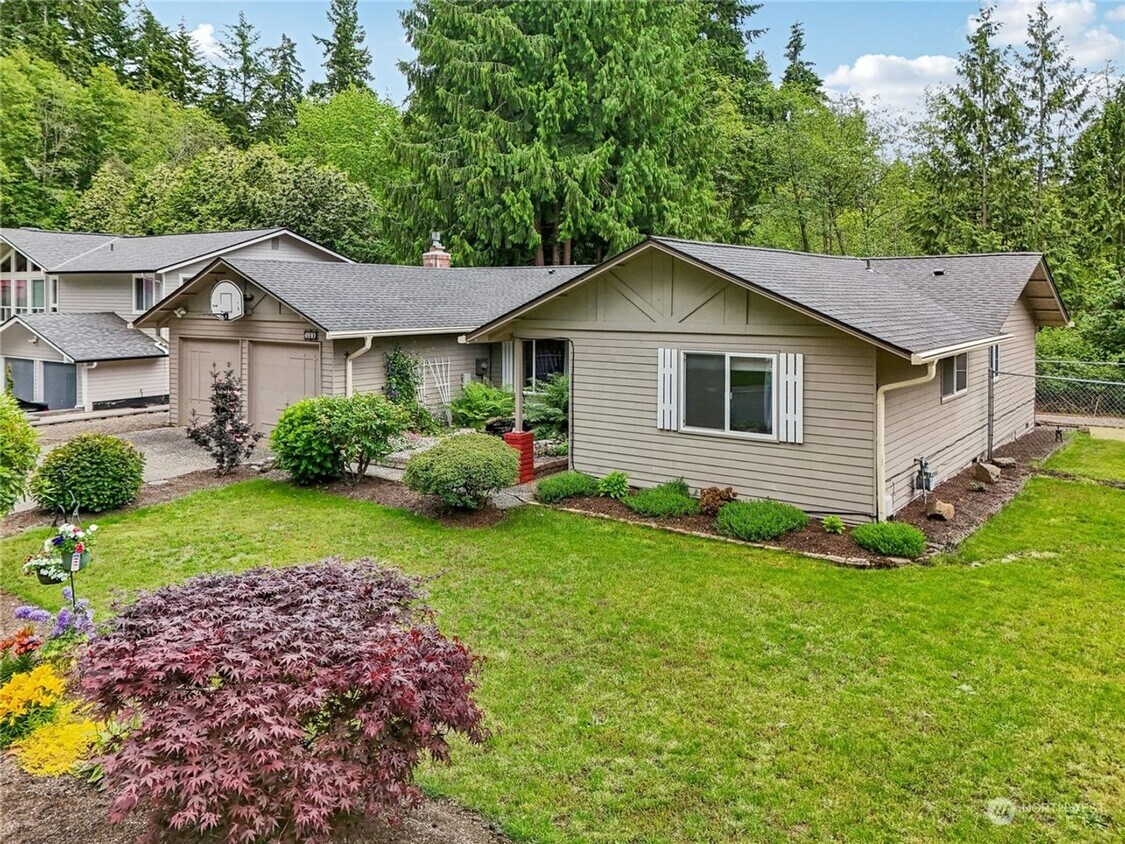 Foto principal - Spacious 3 Bedroom Home In Mountlake Terra...