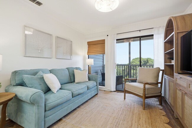 Foto del edificio - TOTAL REMODELED OFF-SEASON MONTHLY RENTAL RETREAT AWAITS YOU