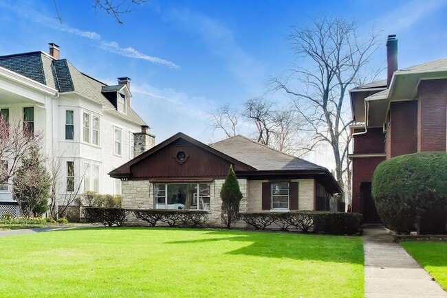 Foto del edificio - 545 Thatcher Ave