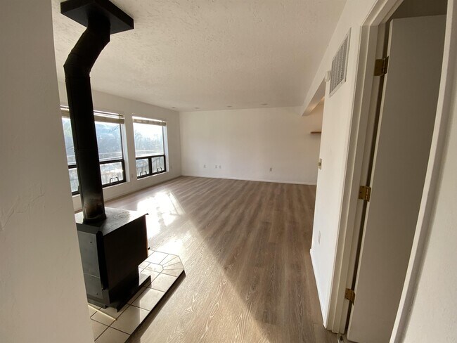 Building Photo - 4695 NE Windward Pl