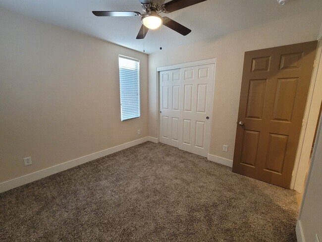 Foto del edificio - 2 story, 2 car garage, patio, All applianc...