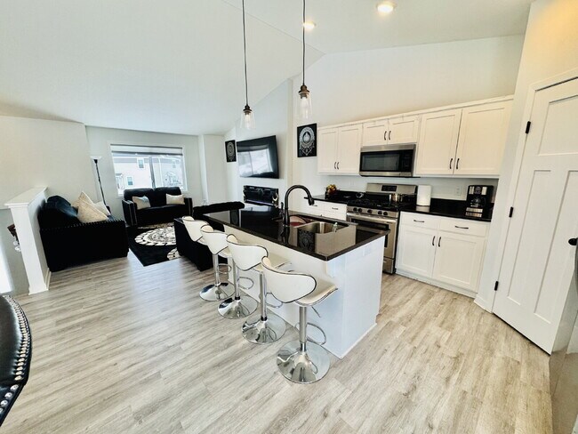 Foto del edificio - Newer Development Home Spacious 4-Bedroom 3 Bathroom Single Family Home with Finished Basement in...