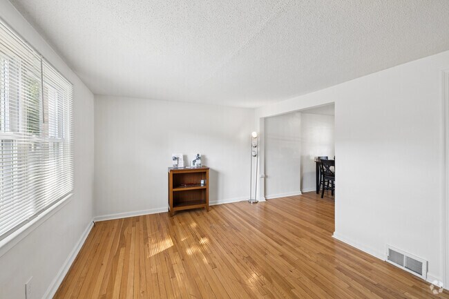 The Capital - 2 habitaciones, 1 baño - 950 pies cuadrados - Sala de estar - Adams Park Apartments