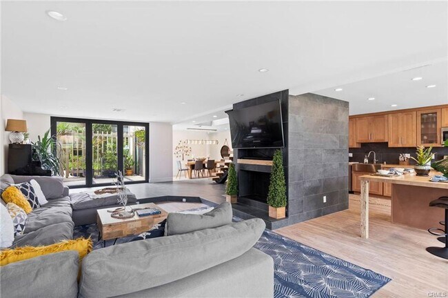 Foto del edificio - Stunning Huntington Harbour Townhome