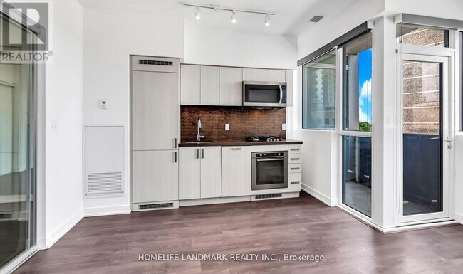 Photo du bâtiment - 501-501 St Clair Ave W