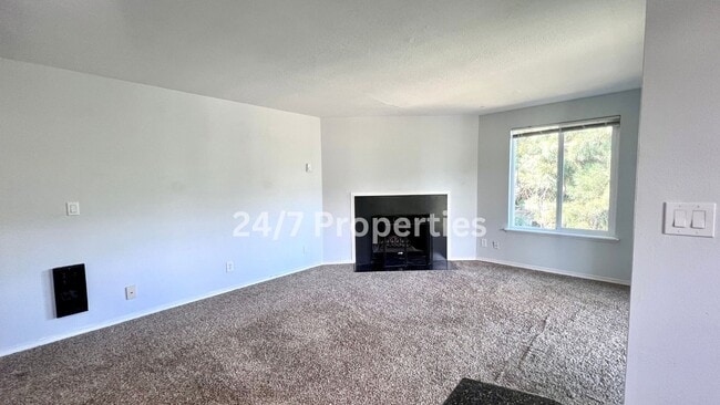 Building Photo - Upper Level 2 BD | 1 BA Apartment w/ Willamette River View - Oregon City