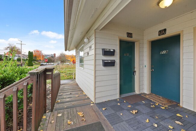 Foto del edificio - MOVE IN READY! Includes water, sewer and garbage. 2 bed 1 bath downtown Olympia!