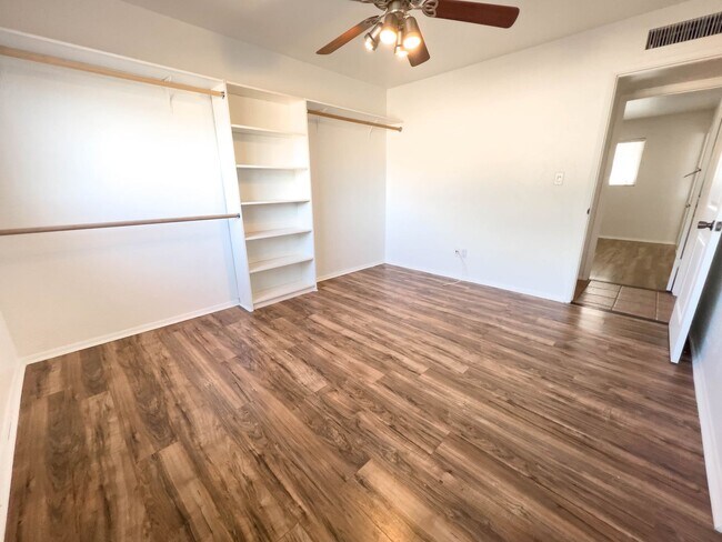 Building Photo - Charming 3 bedroom 2 bath home w/ bonus ro...