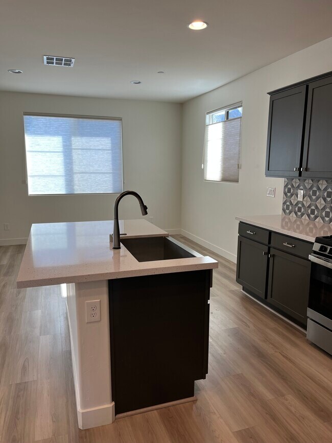 Building Photo - 30 Lilla Rosa St