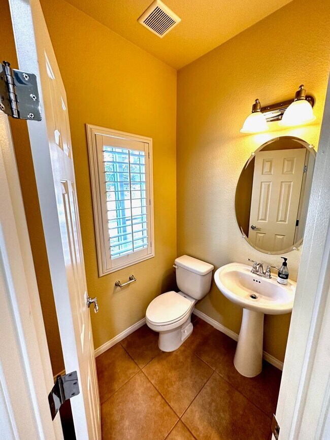 Building Photo - Spacious 4 Bedroom in Highlands Ranch