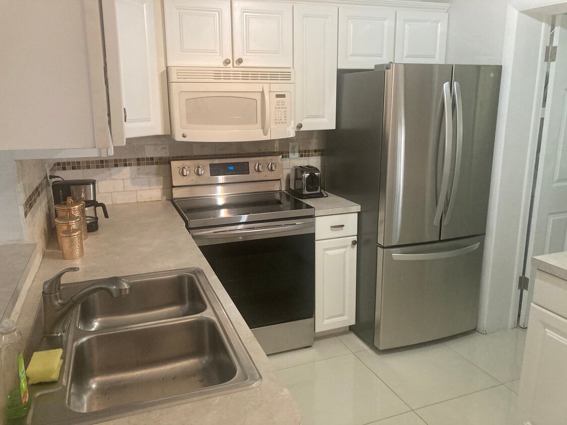 Primary Photo - 1385 NE 32nd St
