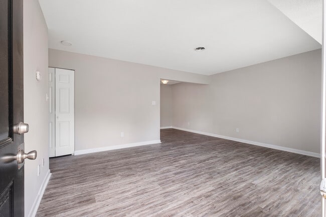 Building Photo - Woodland Creek Townhomes and Apartments