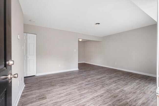 Building Photo - Woodland Creek Townhomes and Apartments