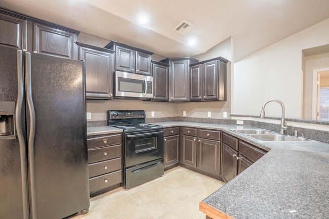 Building Photo - Beautiful 3 Bed 2 Bath Broken Arrow