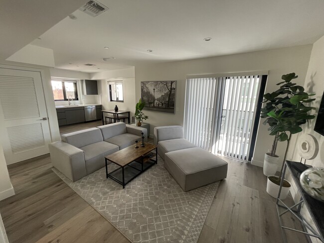 Building Photo - 846 S Mariposa Ave