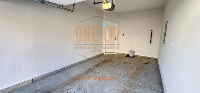 Building Photo - Modern 3 Bed, 2 Bath Townhouse in Greenvil...