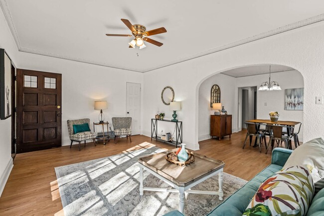 Building Photo - Stunning 2BED/1BATH Colonial Style Lower
