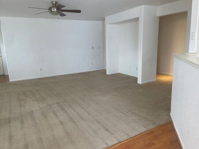 Foto del edificio - RENT REDUCED  3 bedroom home with  excelle...