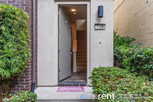 Building Photo - 3 br, 3 bath Townhome - 1139 66th St, Oakl...