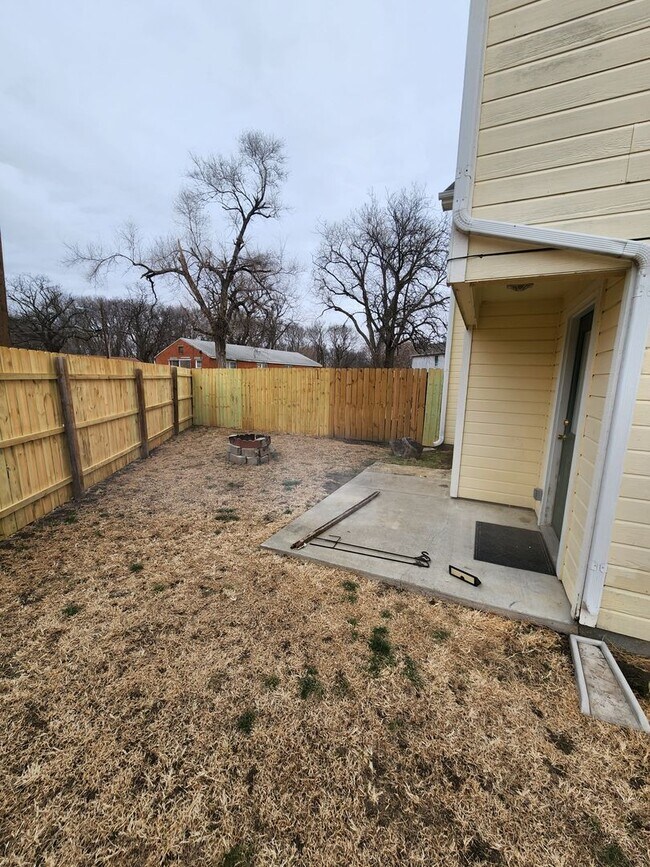 Foto del edificio - Large 3 Bedroom Duplex with Big Fenced in ...