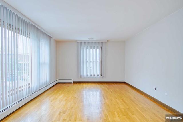 Foto del edificio - 44 Newcomb Rd