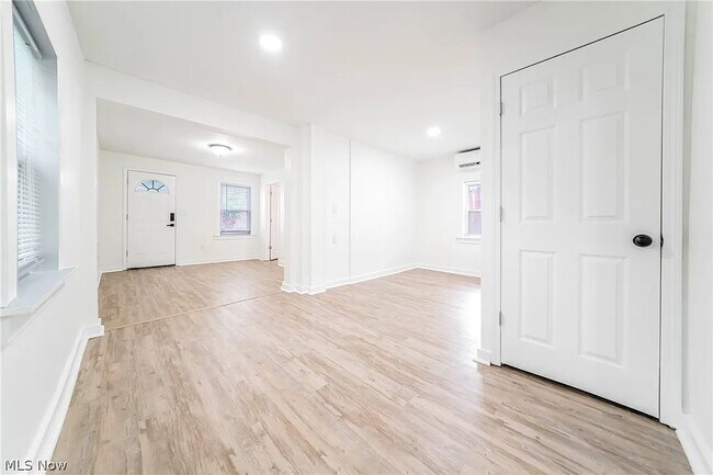 Foto del edificio - 2053 W 45th St