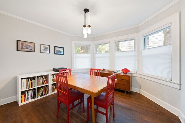 Building Photo - Charming 3-bedroom home with spacious fenc...