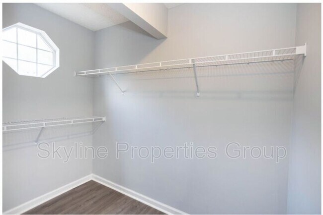 Building Photo - 8537 Pineland Dr