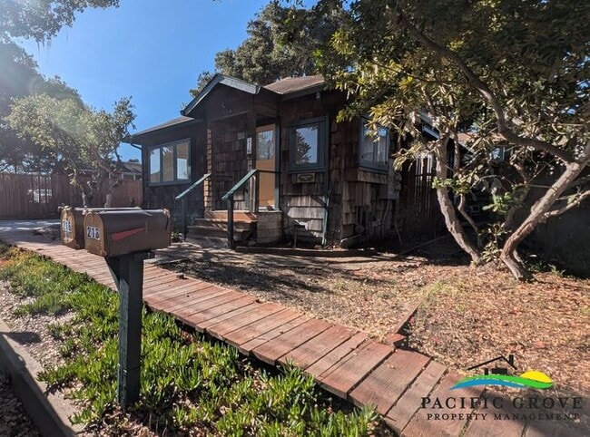 Foto del edificio - Warm & Welcoming 3-Bed Cottage with Character on 17-Mile Drive