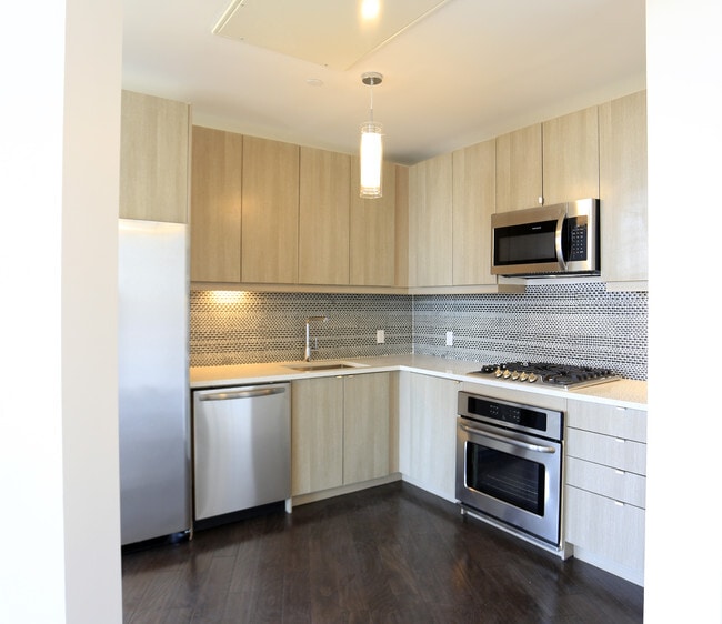KITCHEN 2BR - Glasshouse 250 S Central Park Ave