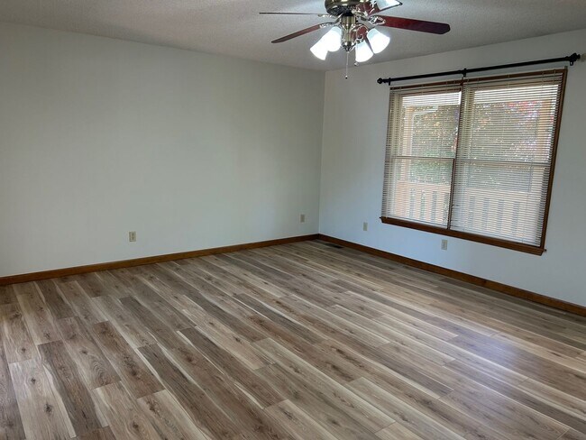 Foto del edificio - 3 Bedroom / 3 Bath Brick Home - Gray TN