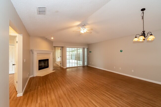 Foto del edificio - 1826 Ashmore Green Dr